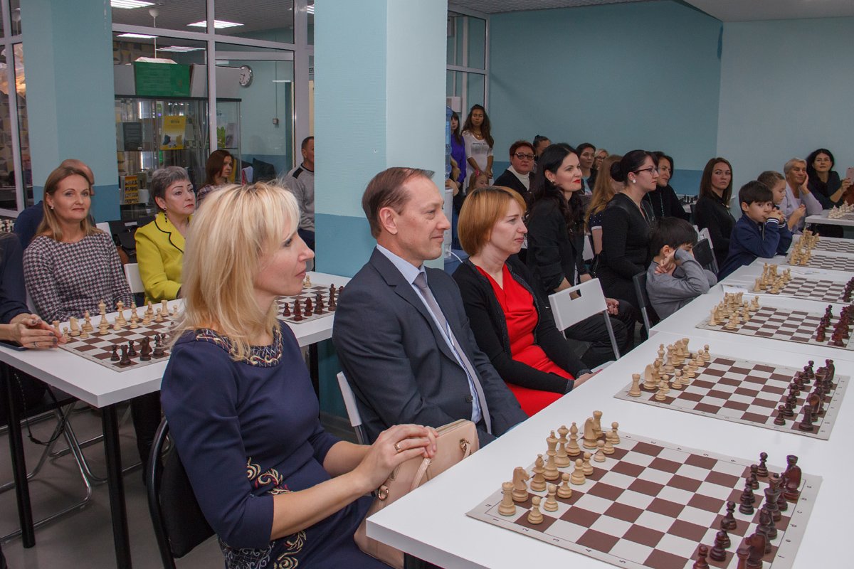 Владимир Панов сыграл в шахматы с юными нижегородцами - фото 2