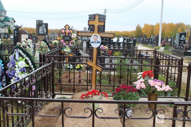 Огромные памятники и скромные кресты: показываем, как выглядят могилы известных нижегородских политиков - фото 25