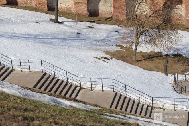 Трещит по швам: как выглядит центр Нижнего Новгорода после аномальной зимы — фоторепортаж - фото 45