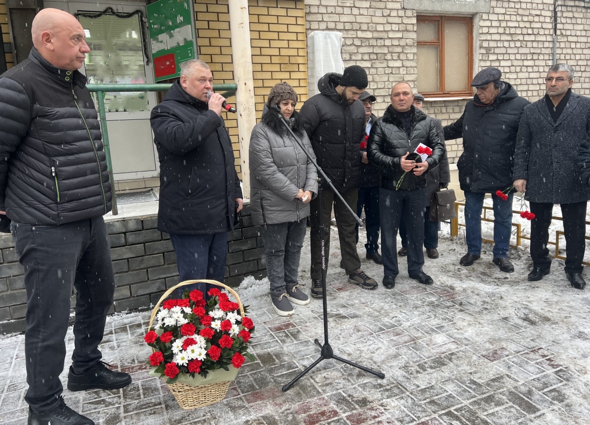 Мемориальную доску участнику СВО установили в Нижнем Новгороде - фото 1