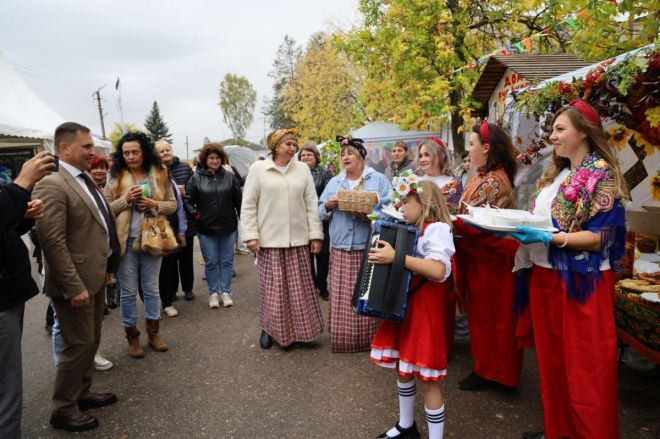 Трехметровым рыбным пирогом угостили нижегородцев на гастрофестивале - фото 1