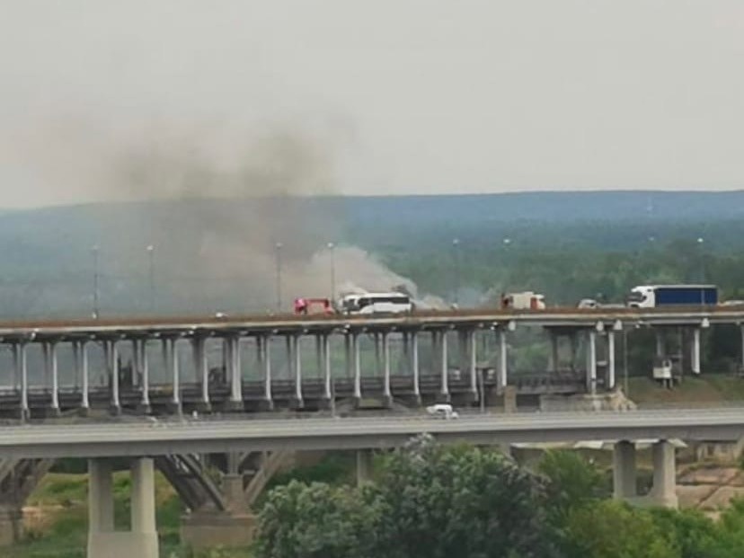 Рейсовый автобус загорелся на Борском мосту - фото 1