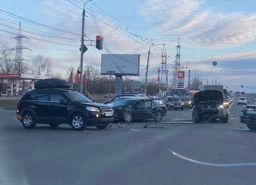 Пять автомобилей сошлись в аварии на проспекте Ленина - фото 1