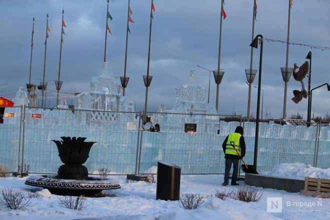 Ледовый лабиринт в виде дворца строят скульпторы  на Нижегородской ярмарке - фото 4