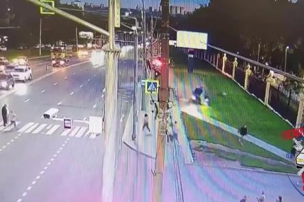 Момент страшного ДТП на остановке в Нижнем Новгороде попал на видео