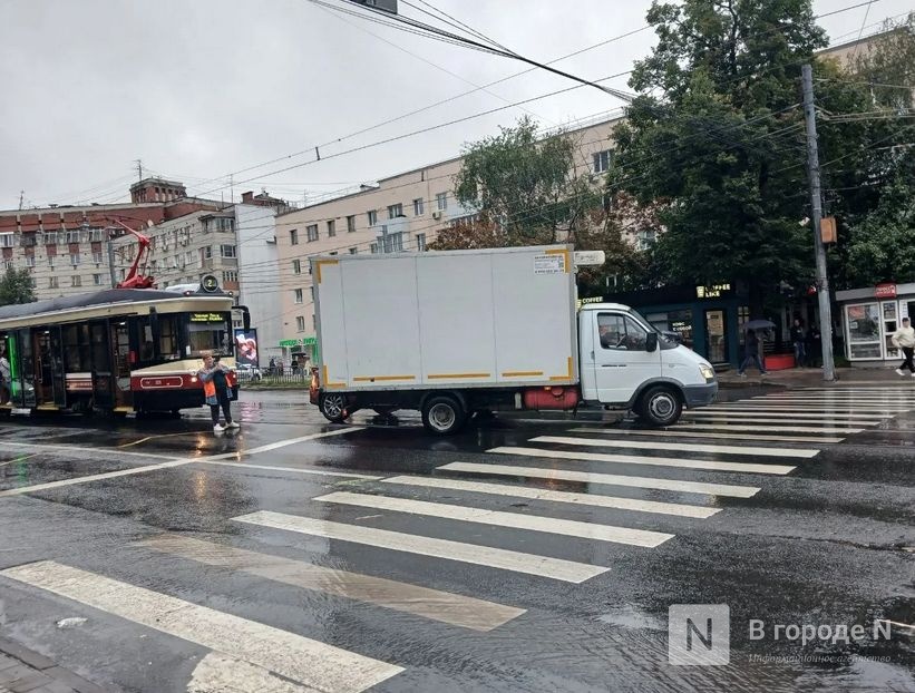 &laquo;ГАЗель&raquo; и легковушка столкнулись на рельсах в Нижнем Новгороде: трамваи встали - фото 1