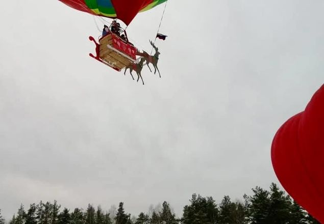 Воздушный шар с Дедом морозом и оленями пролетел над Семеновом - фото 1