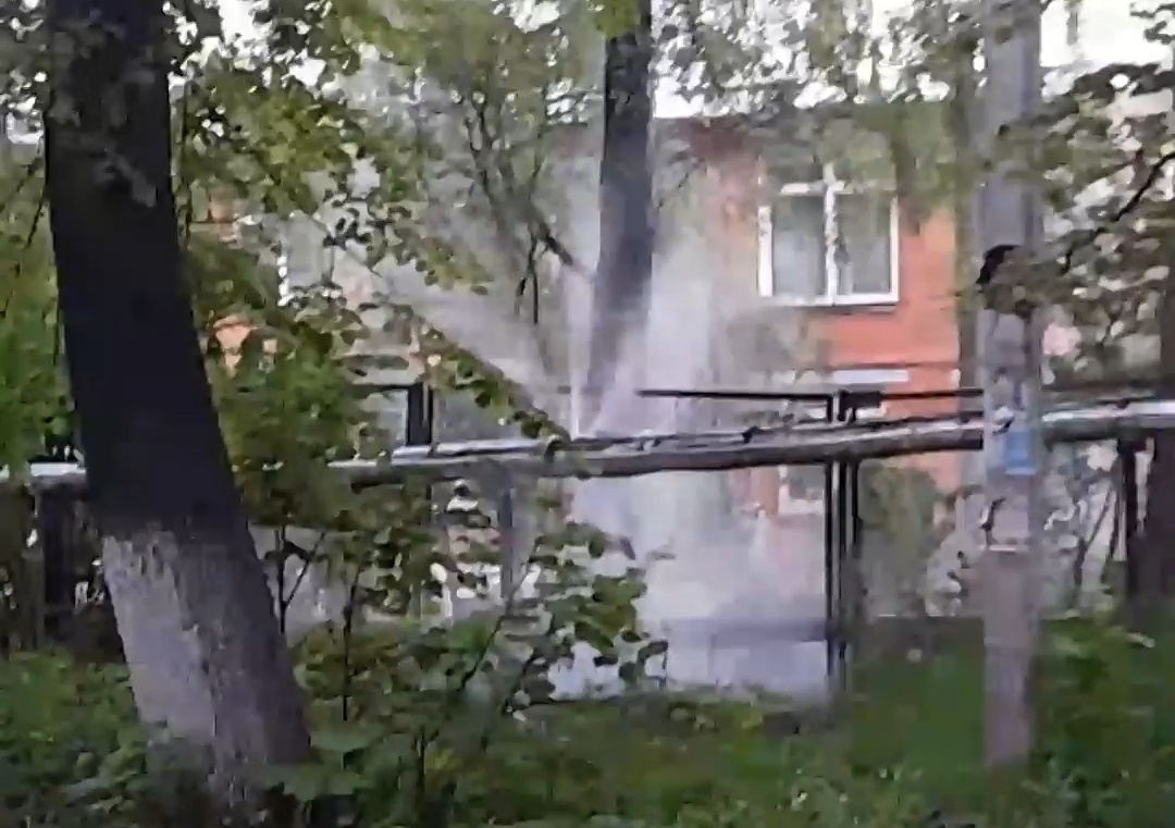Прорыв горячего водоснабжения устраняют на улице Батумской - фото 1