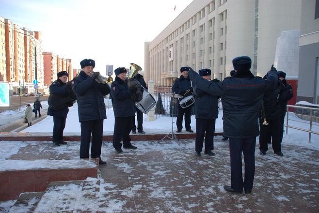 Оркестр нижегородской полиции сделал музыкальный подарок женщинам (ФОТО, ВИДЕО) - фото 12