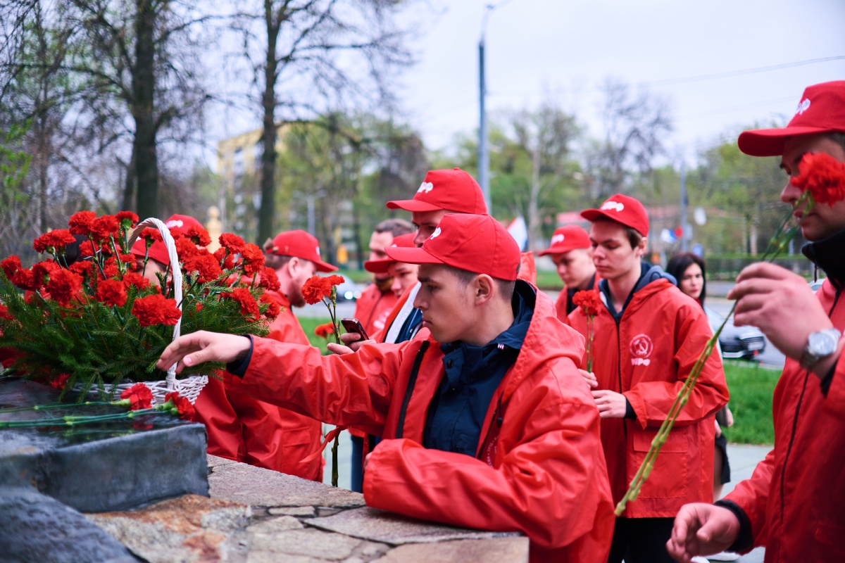Нижегородские коммунисты возложили цветы к памятнику &laquo;Участникам первых маёвок&raquo; - фото 1