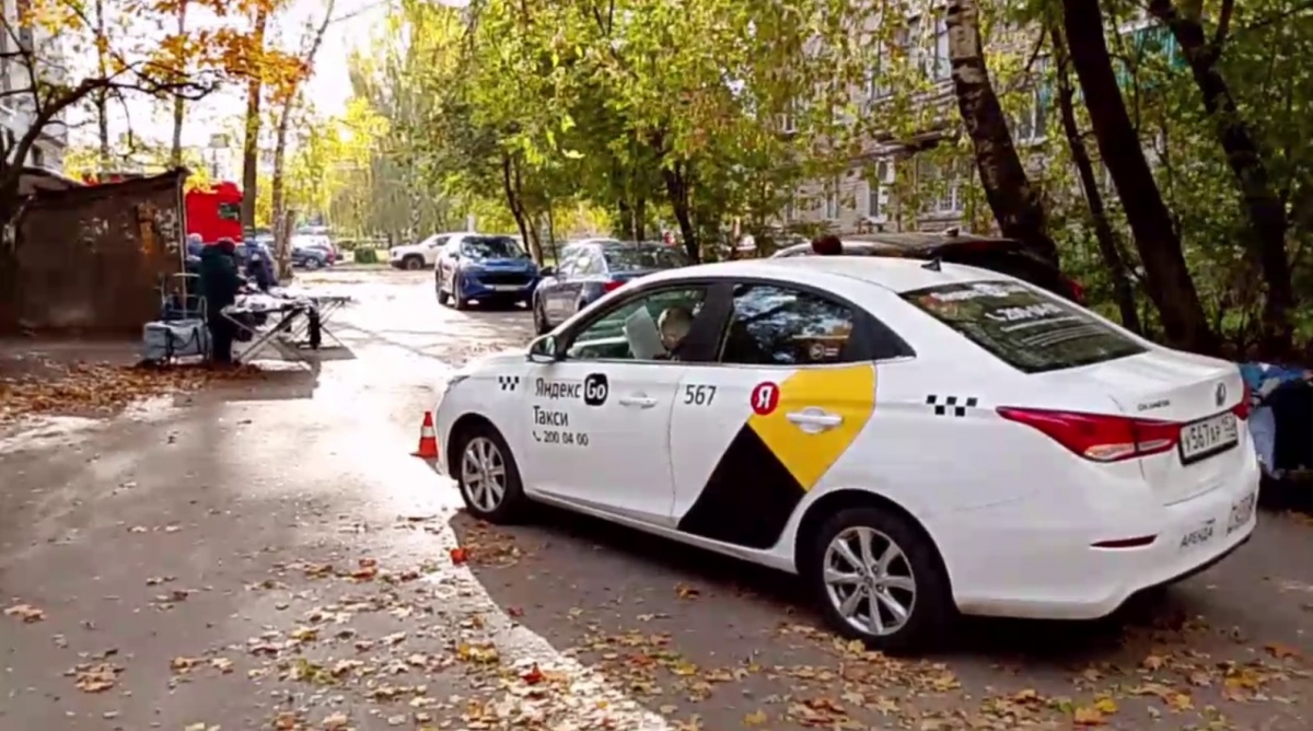 Пожилая женщина попала под колеса такси в Нижнем Новгороде - фото 1