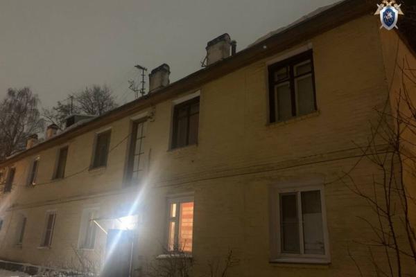 Глыба льда с крыши рухнула на девушку в Нижегородской области