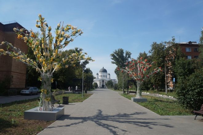 Искусственные деревья вместо живых появились в сквере на Ярмарочном проезде в Нижнем Новгороде - фото 2
