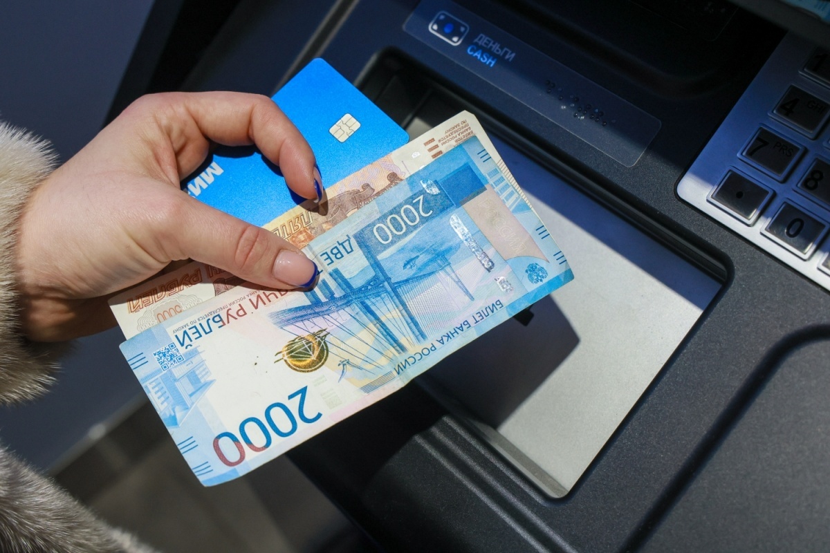 ВТБ: в половине случаях обмана жертвы сами отдают деньги мошенникам - фото 1