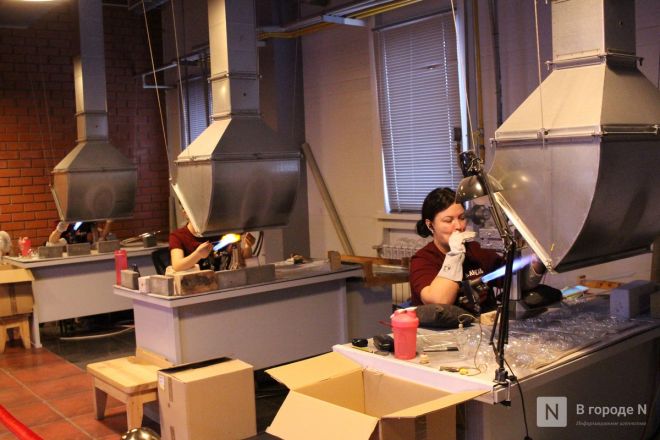 Волшебство из стекла: фоторепортаж с фабрики елочных игрушек в Нижнем Новгороде - фото 62