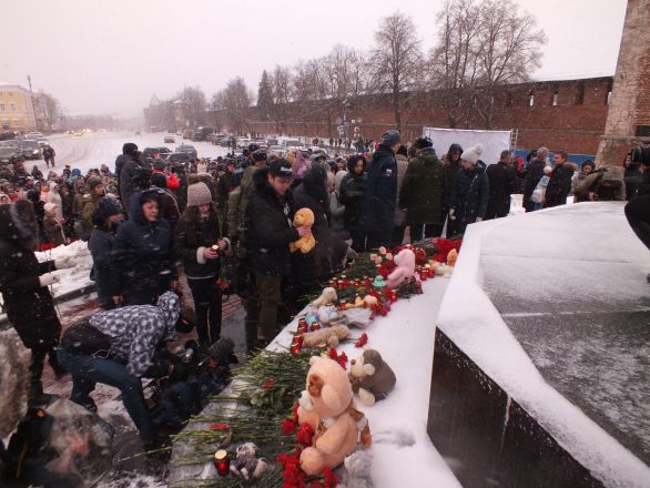 Сотни нижегородцев почтили память погибших в Кемерове - фото 6