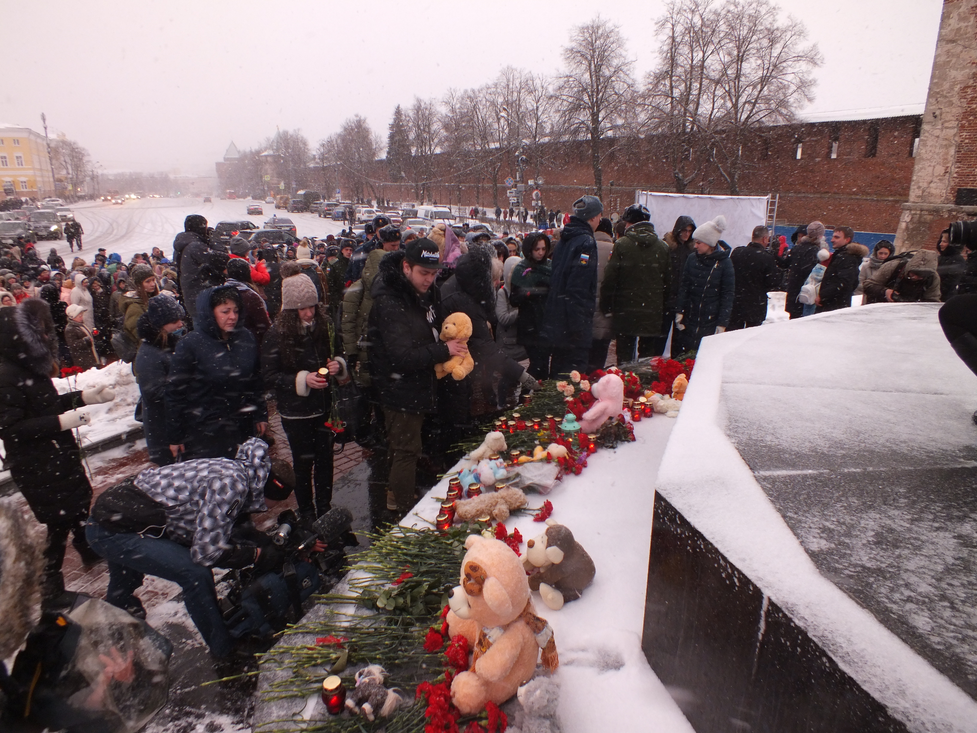 Сотни нижегородцев почтили память погибших в Кемерове - фото 1
