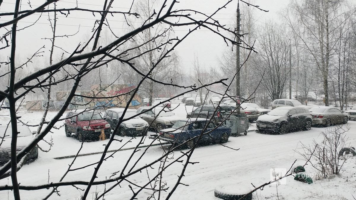 Сильный снегопад накрыл весенний Нижний Новгород - фото 2