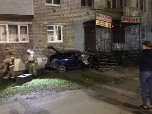 Соцсети: пьяный балахнинец на иномарке врезался в жилой дом