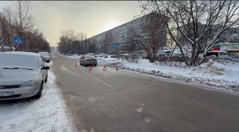 Иномарка сбила ребенка на пешеходном переходе в Нижнем Новгороде - фото 1
