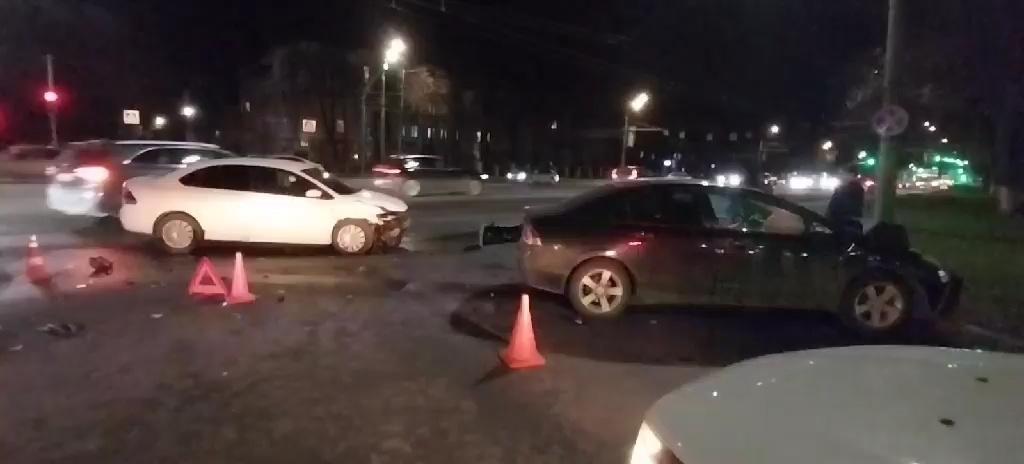 Управлявшие иномарками девушки попали в больницу после ДТП в Нижнем Новгороде