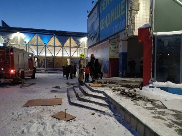 Торговый центр &laquo;Южное шоссе&raquo; загорелся в Нижнем Новгороде - фото 1