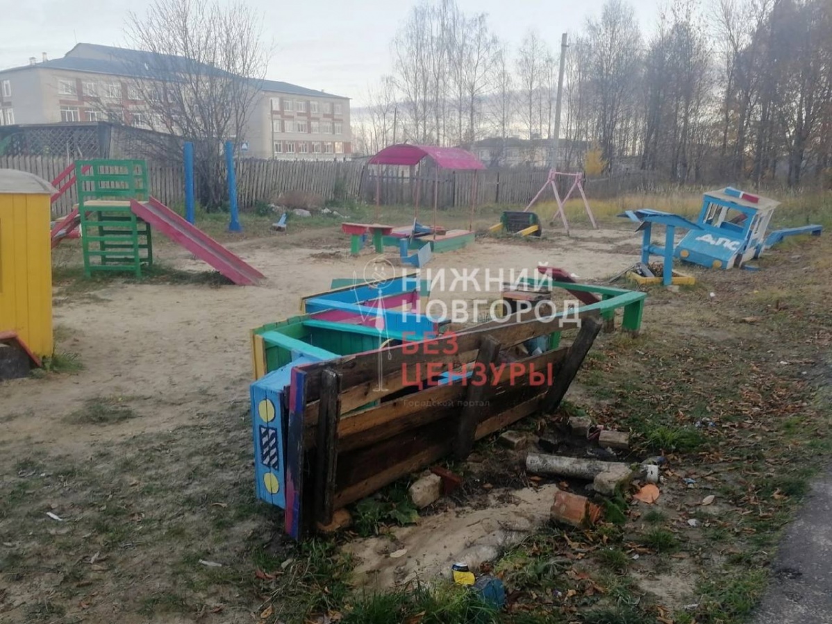 Неизвестные за ночь разгромили детскую площадку в Красных Баках - фото 1