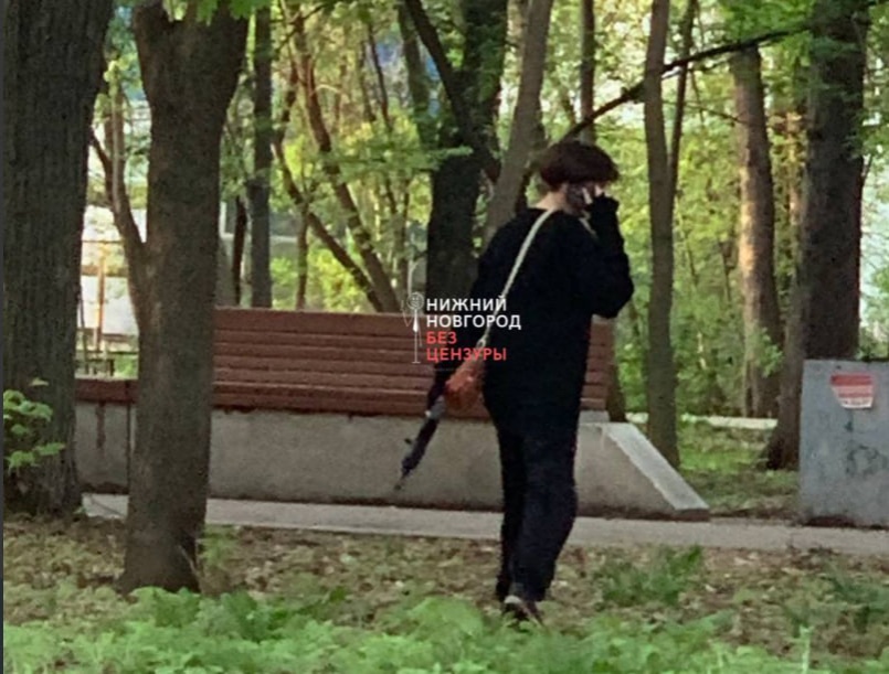 Подросток с автоматом гуляет по нижегородскому парку — соцсети