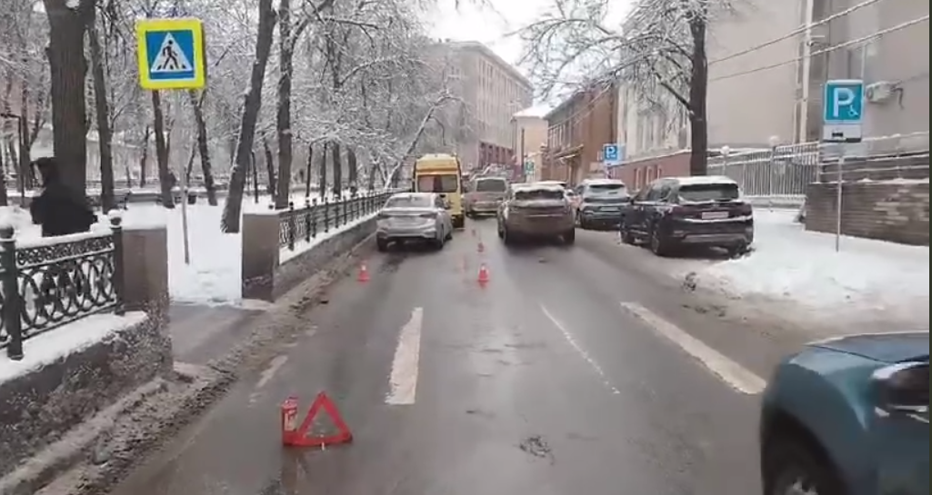 Иномарка сбила двух женщин в центре Нижнего Новгорода - фото 1