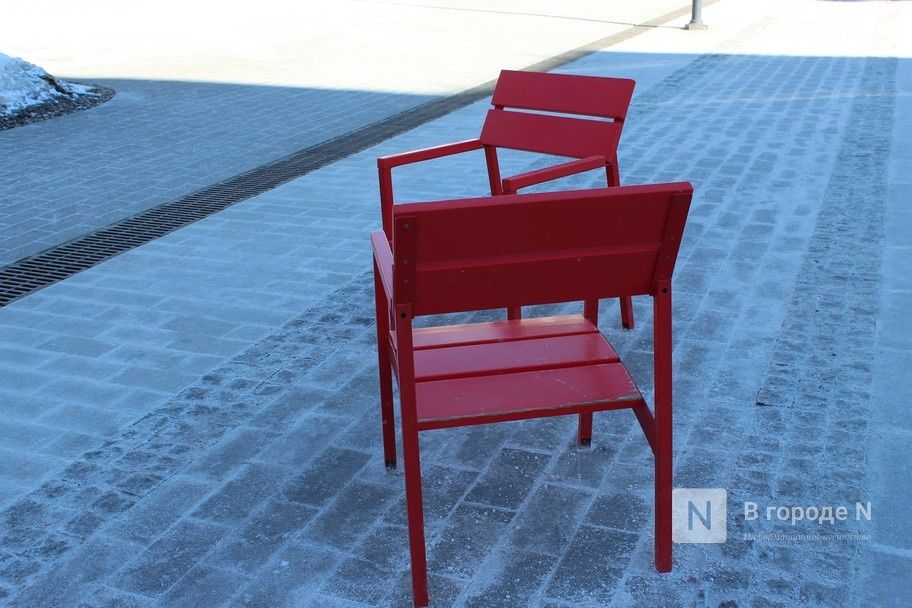 Девять новых красных стульев установили на Большой Покровской вместо украденных - фото 1