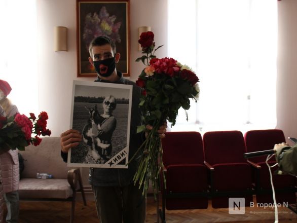 Траурная процессия с портретами Славиной  прошла мимо здания нижегородского МВД (фото) - фото 2