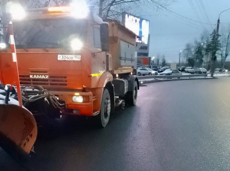 Дорожники обрабатывают улицы Нижнего Новгорода от гололеда - фото 1