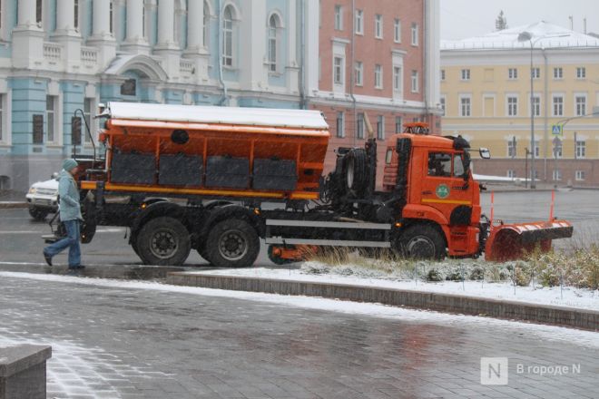 Фоторепортаж: как Нижний Новгород переживает снежную бурю 1 ноября - фото 26