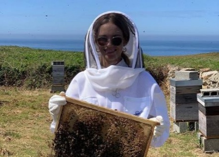 Нижегородская модель Наталья Водянова собрала мед на острове черных пчел