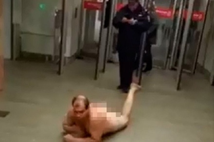 Похождения голого мужчины в метро попали на видео