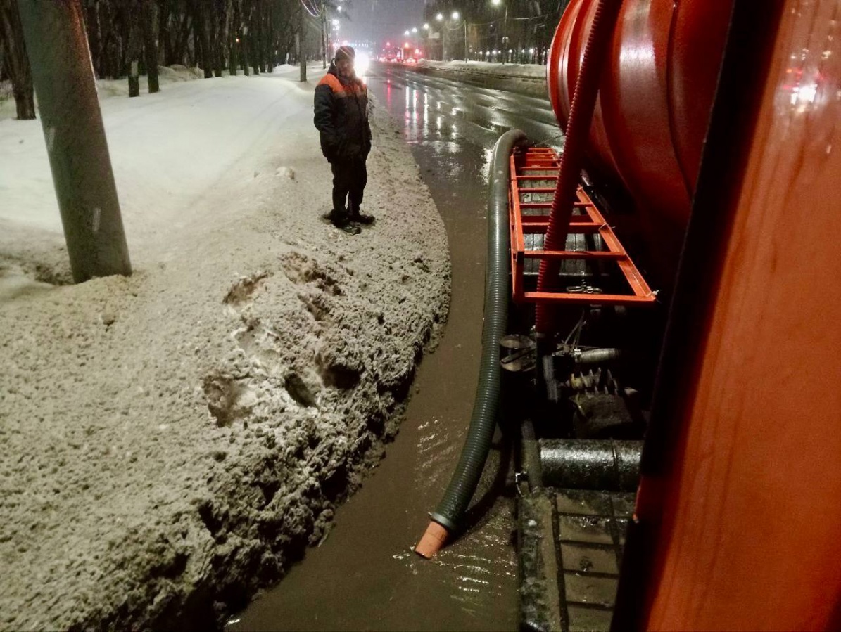 Около 1 000 кубометров талой воды откачали с улиц Нижнего Новгорода - фото 1