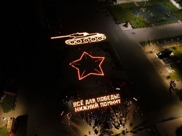 Огненную инсталляцию из 12 тысяч свечей создали нижегородцы в парке Победы - фото 1