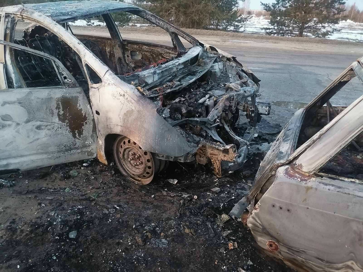Две легковушки загорелись после столкновения в Кулебакском районе - фото 1