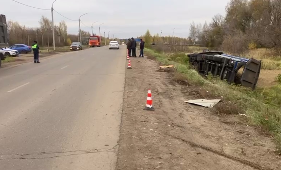 Грузовик улетел в кювет в Нижегородской области из-за самочувствия водителя - фото 1