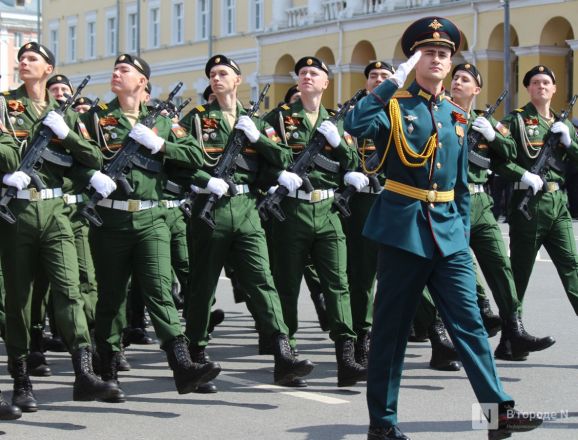 Фоторепортаж: парад в честь 80-й годовщины Победы прошел в Нижнем Новгороде - фото 22