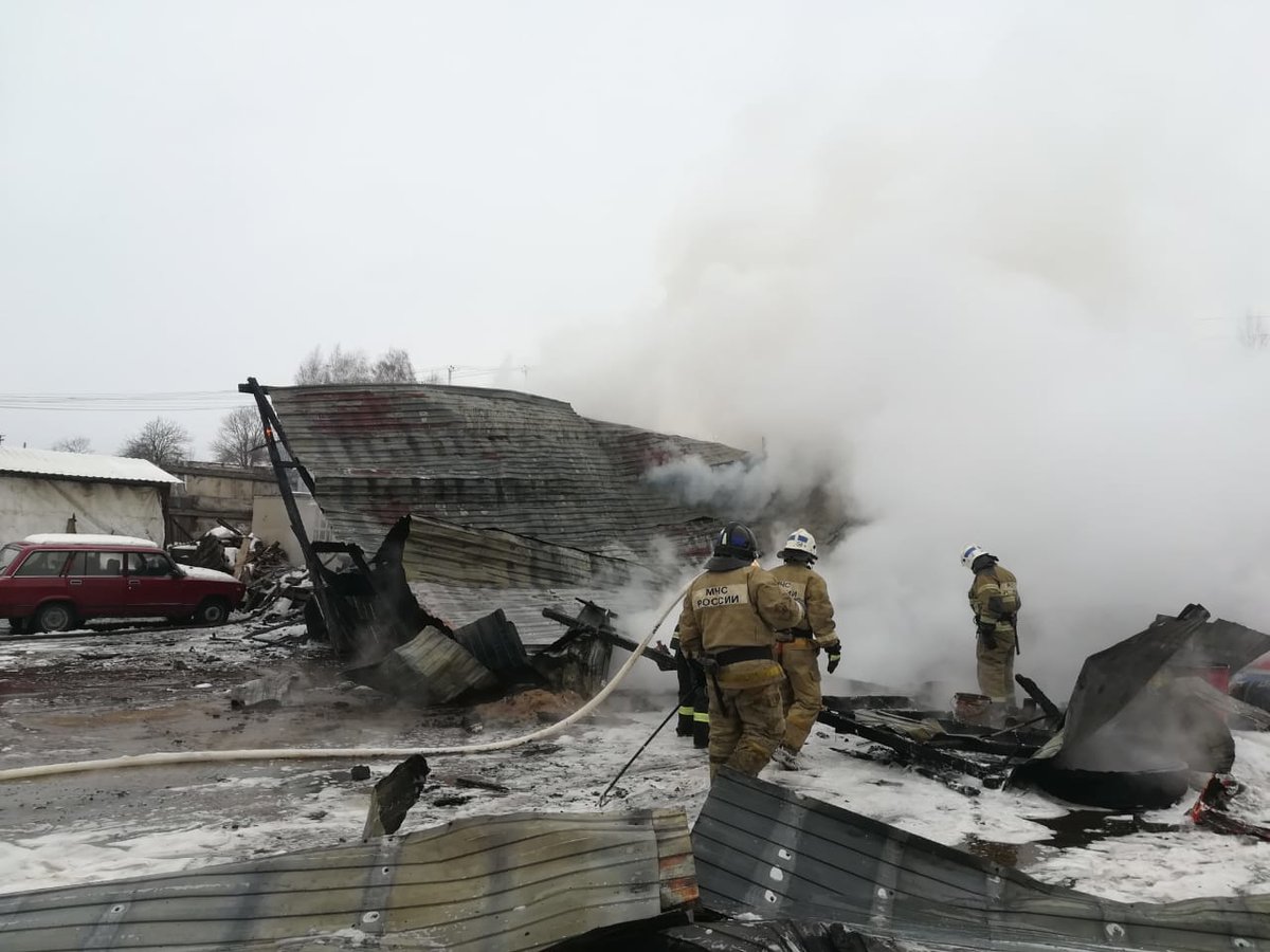 24 пожарных тушили горящий ангар в Кстовском районе - фото 1