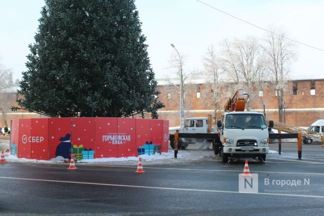Главную елку Нижнего Новгорода демонтируют на площади Минина и Пожарского - фото 3
