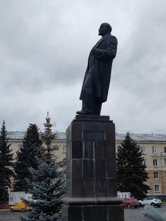 Памятник Ленину накренился в Сарове - фото 1