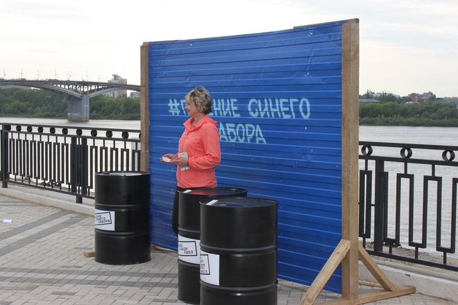 Последняя секция синего забора рухнула на Нижне-Волжской набережной в День России - фото 13