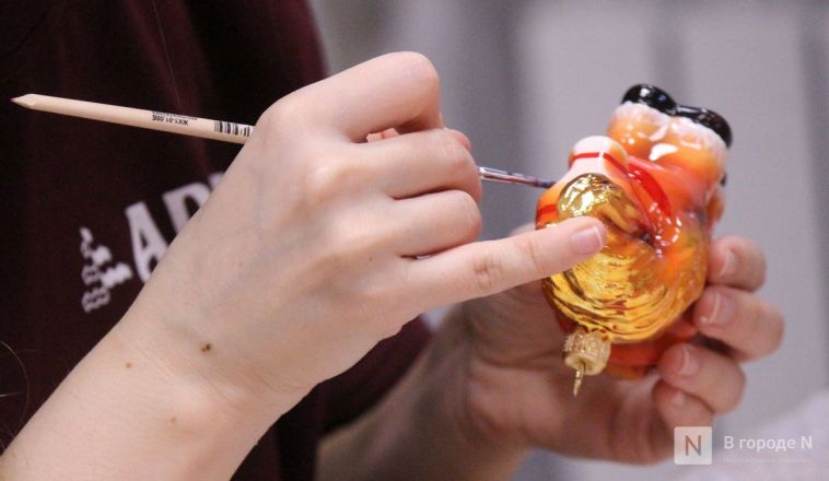 Волшебство из стекла: фоторепортаж с фабрики елочных игрушек в Нижнем Новгороде - фото 100