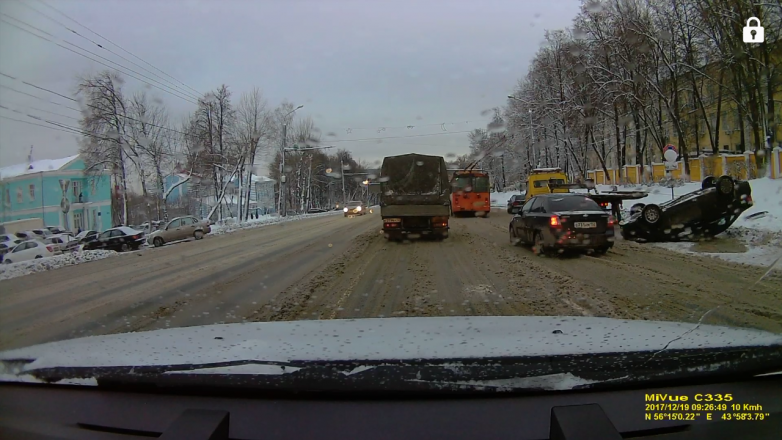 На проспекте Гагарина перевернулся автомобиль (ФОТО) - фото 2