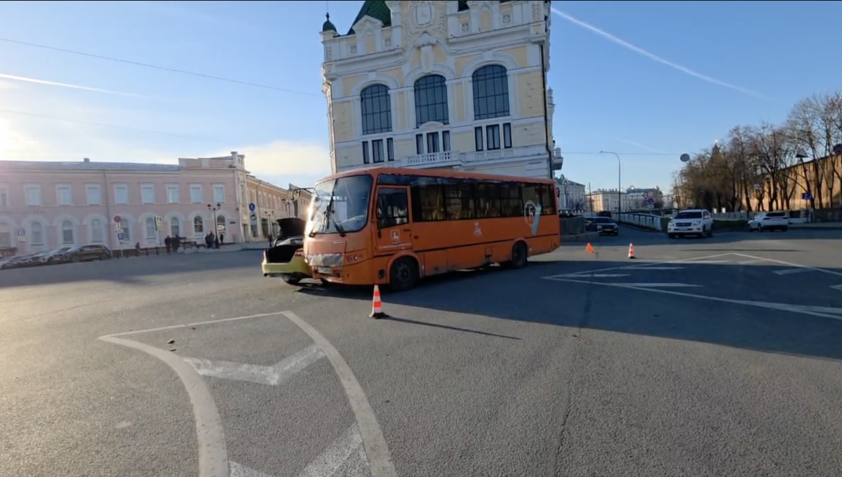 Ребенок пострадал в ДТП с автобусом около нижегородского кремля  - фото 1