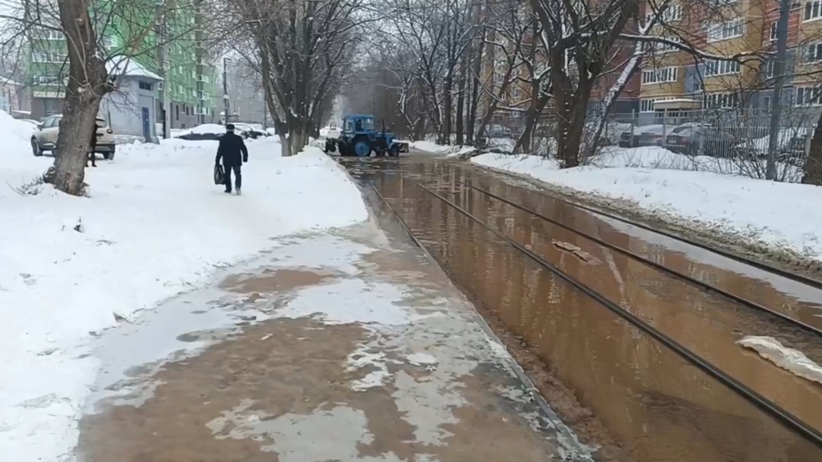 Прорыв трубы случился в Нижнем Новгороде на улице Комарова: встали трамваи - фото 1