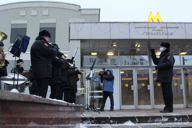 Оркестр полицейского Главка поздравил нижегородцев с Новым годом - фото 2