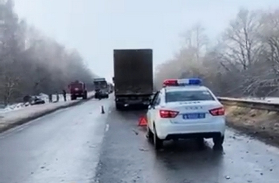 Отлетевшее от фуры колесо привело к аварии с участием трех машин в Лысковском районе - фото 1